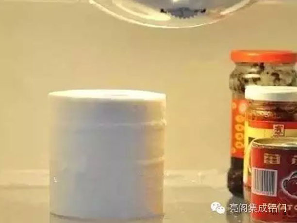 亮阁门窗,去除污渍的方法--卫生纸卷去冰箱异味