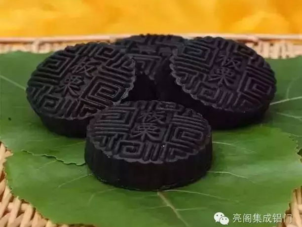 亮阁门窗，中秋节，丧心病狂的月饼您见过几种－－竹炭月饼