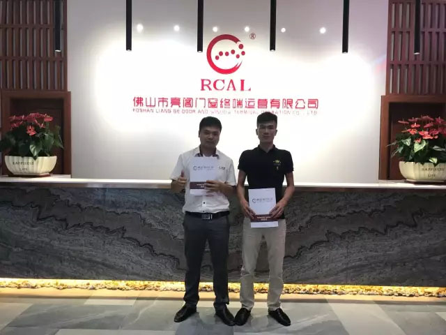 全球加盟|热烈祝贺亮阁门窗火爆签约,震撼业界!